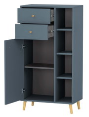 Hohes Highboard in dunklem Blau mit zwei offenen Schubladen und einer geöffneten Tür, die mehrere Regalfächer zeigt. Perspektive von vorne.