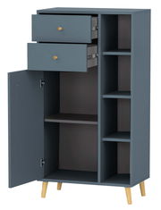 Hohes Highboard in dunklem Blau mit zwei offenen Schubladen und einer geöffneten Tür, die mehrere Regalfächer zeigt. Perspektive von vorne.