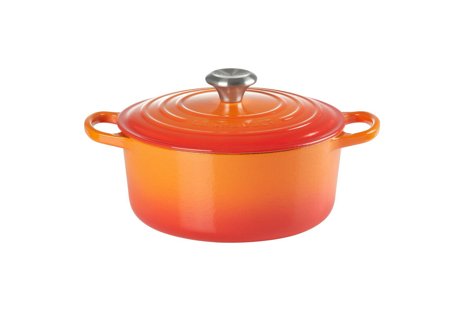 Runder, ofenroter Gourmet-Bräter mit Deckel und zwei Griffen, aus leicht erhöhter Perspektive.