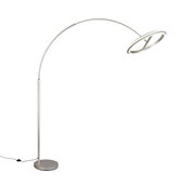 Moderne LED-booglamp in zijaanzicht, met een slank, gebogen ontwerp en een ronde lampenkap.