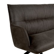 Detailaufnahme eines dunkelbraunen Polsterstuhls mit gepolsterter Rückenlehne und Armlehne, seitliche Perspektive (links) auf Sitz und Rückenpolster vor weißem Hintergrund