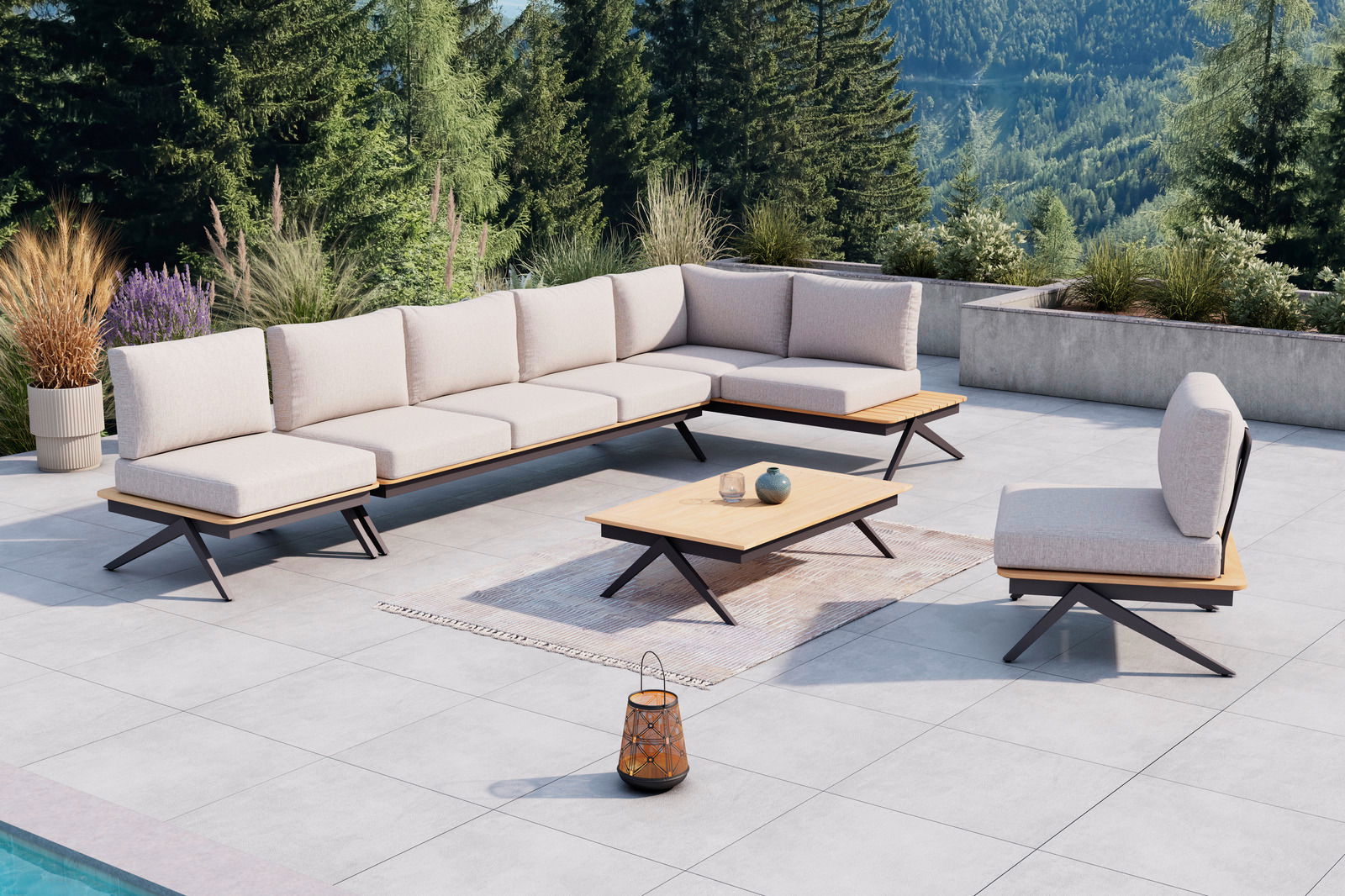 Moderne Loungegarnitur mit hellem Polster und Holzdetails auf einer Terrasse mit Blick auf bewaldete Berge, seitliche Perspektive.