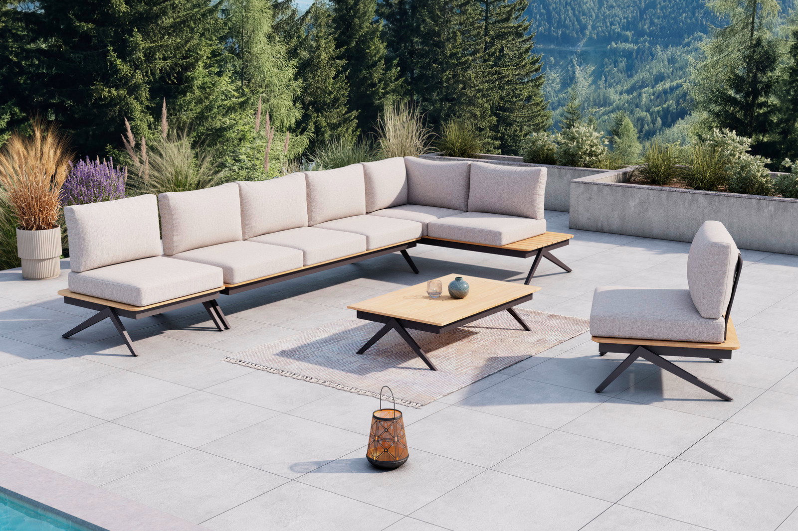 Moderne Loungegarnitur mit hellem Polster und Holzdetails auf einer Terrasse mit Blick auf bewaldete Berge, seitliche Perspektive.