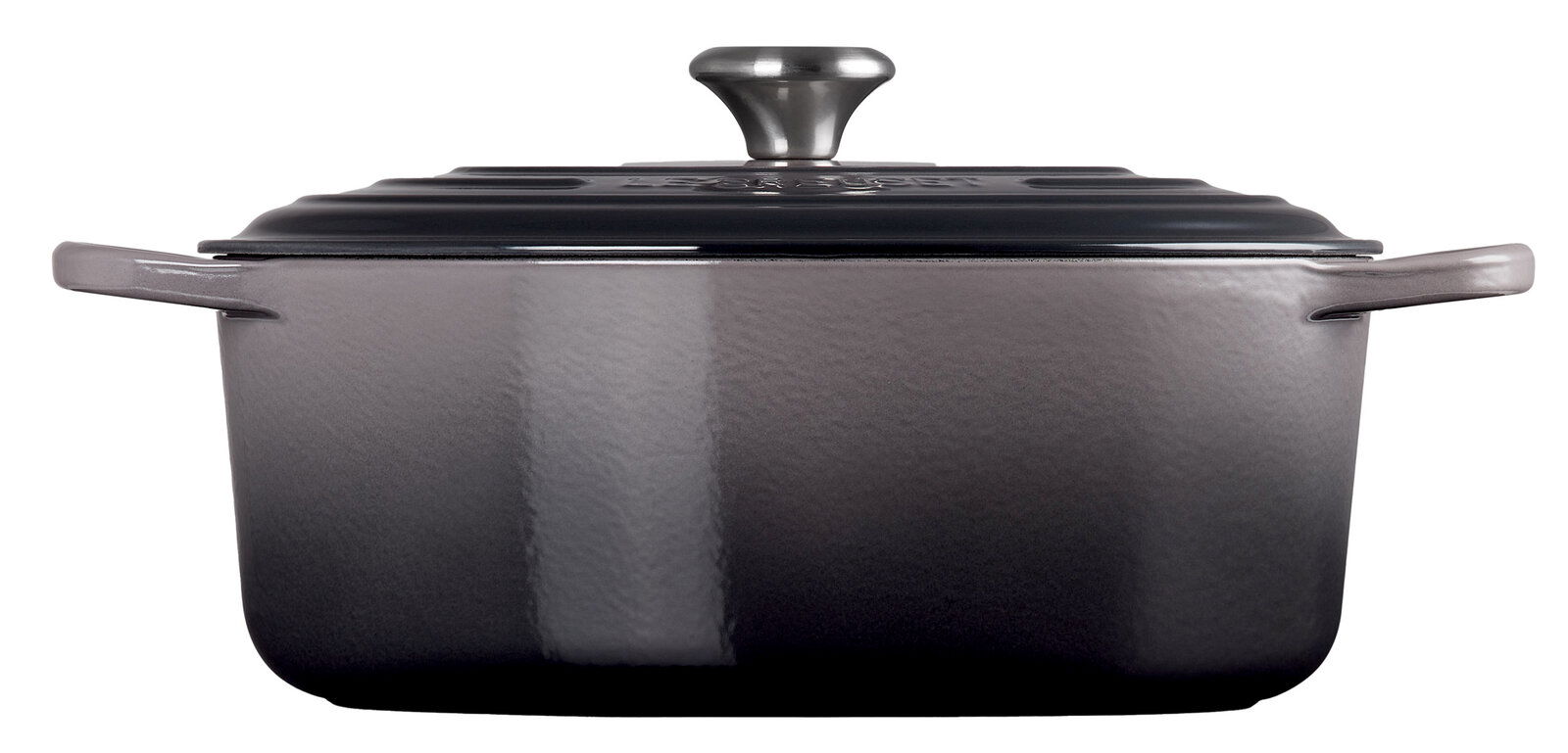 Ovaler Bräter in der Farbe Flint, seitliche Perspektive mit Deckel und Griffen.