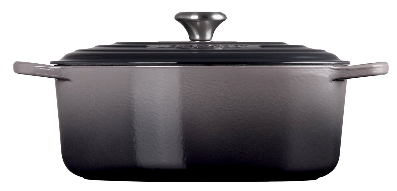 Ovaler Bräter in der Farbe Flint, seitliche Perspektive mit Deckel und Griffen.