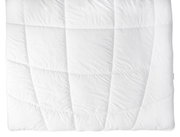 Weiße gesteppte Decke in Nahaufnahme von oben