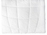 Weiße gesteppte Decke in Nahaufnahme von oben