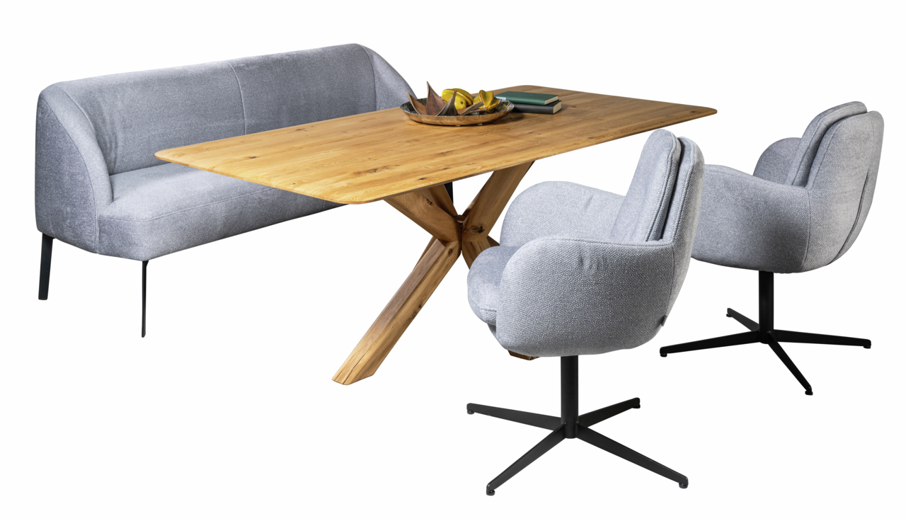 Essgruppe mit einem Holztisch und grauen Drehstühlen, seitliche Perspektive