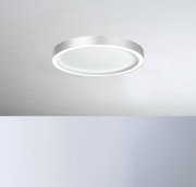 Moderne runde Deckenleuchte AURA in Weiß, von unten betrachtet, mit sanftem Lichtschein.