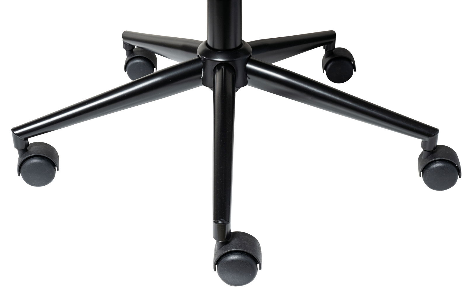 Nahaufnahme der Basis eines schwarzen Drehstuhls mit fünf Rollen, von oben betrachtet.