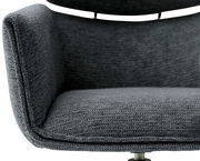 Nahaufnahme eines grauen Sessels mit texturierter Oberfläche, Vorderansicht