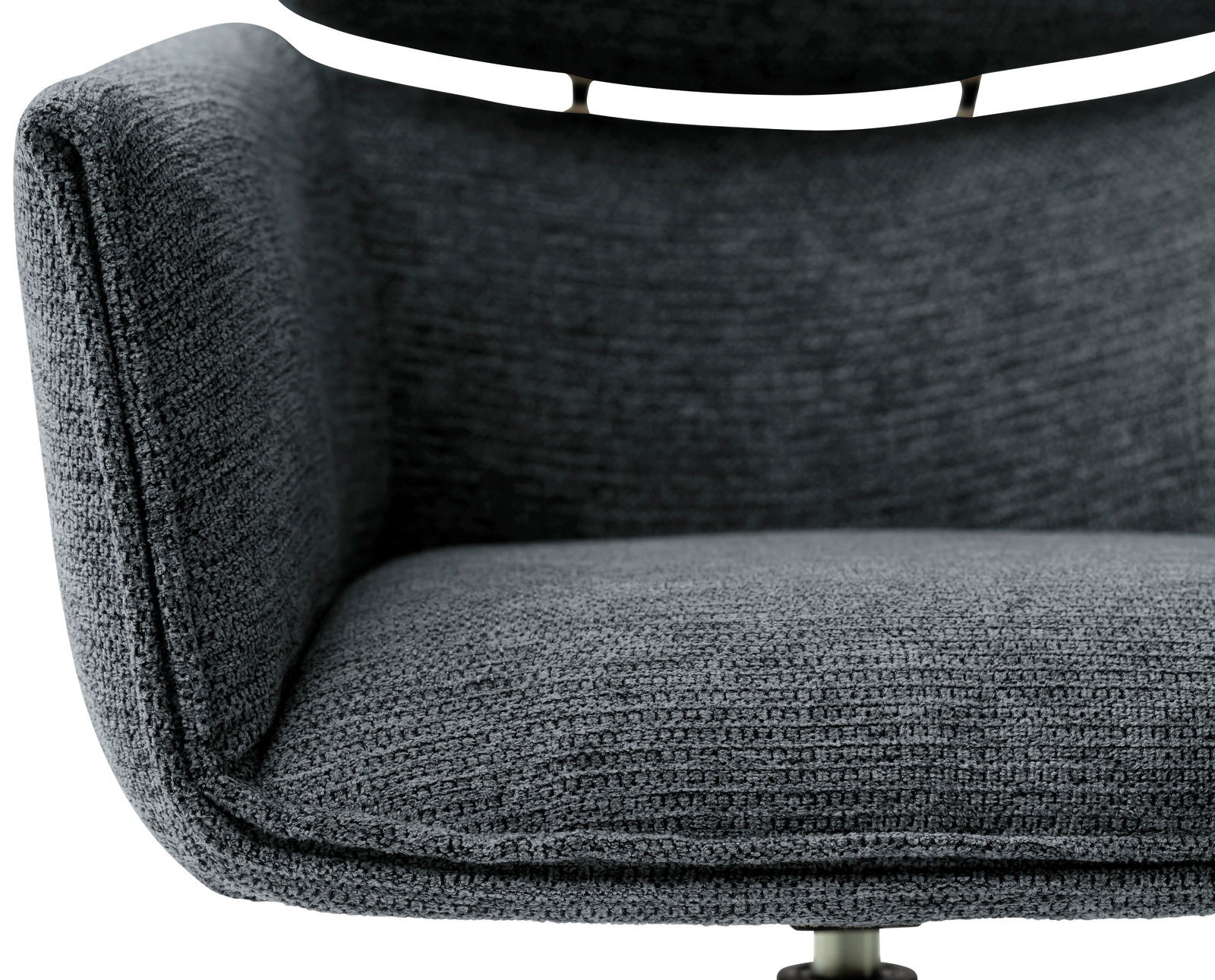 Nahaufnahme eines grauen Sessels mit texturierter Oberfläche, Vorderansicht