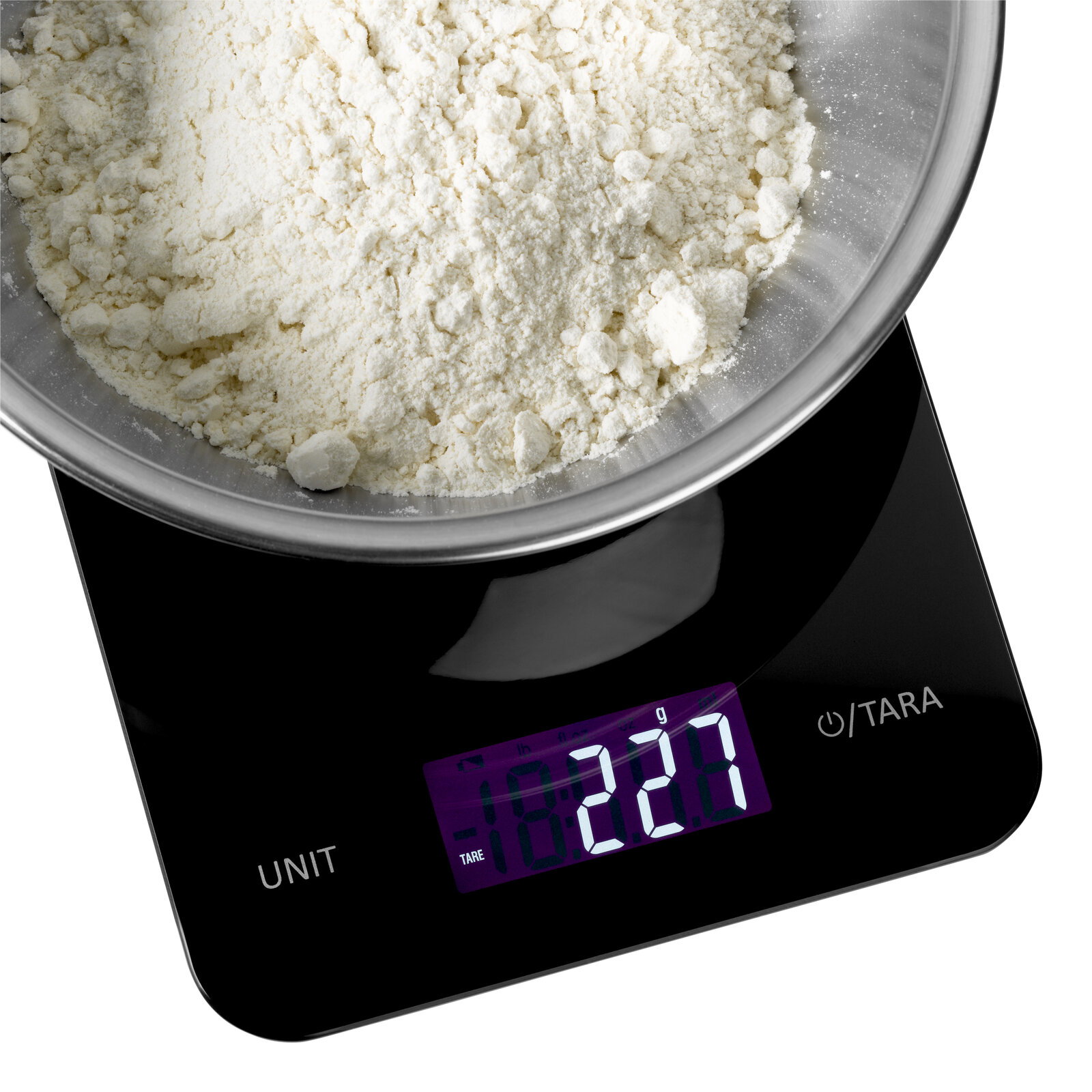 Digitale Küchenwaage in Schwarz mit einer Schüssel voller Mehl, Ansicht von oben