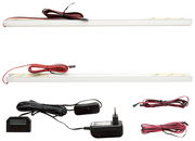 Zwei LED-Lichtleisten mit Kabeln und Netzteil, Ansicht von oben