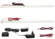 Zwei LED-Lichtleisten mit Kabeln und Netzteil, Ansicht von oben