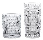 Zwei Glasbecher mit Ethno-Muster, einer niedrig und einer hoch, aus seitlicher Perspektive fotografiert.