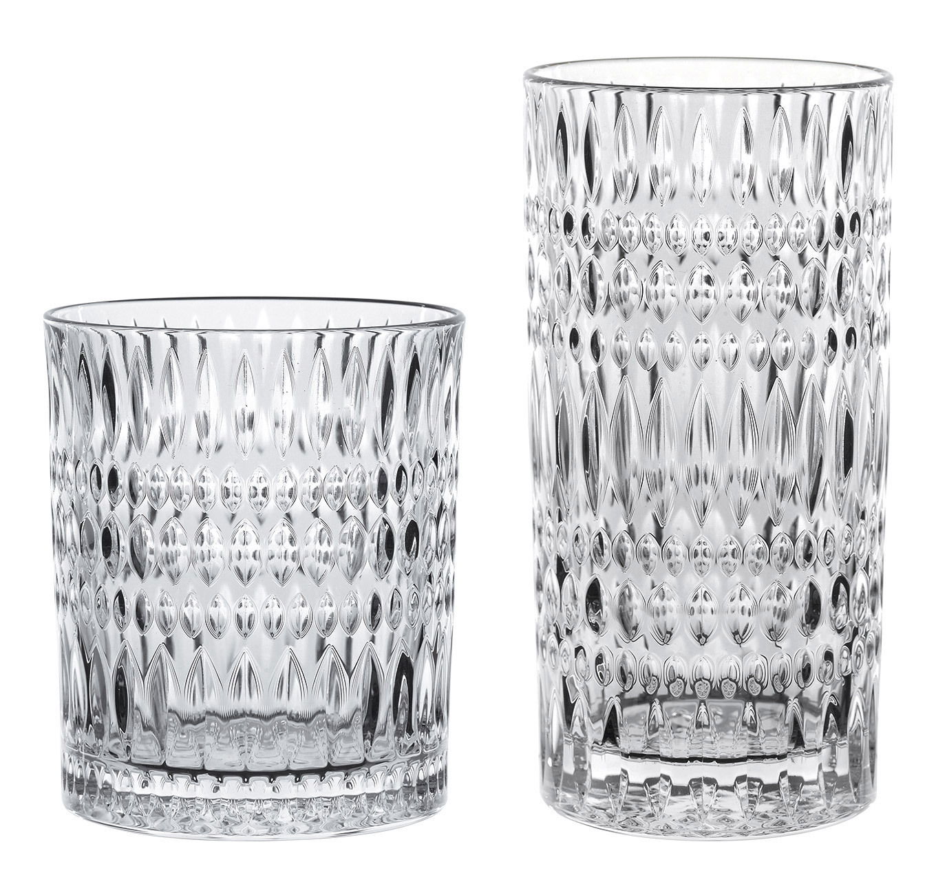 Zwei Glasbecher mit Ethno-Muster, einer niedrig und einer hoch, aus seitlicher Perspektive fotografiert.