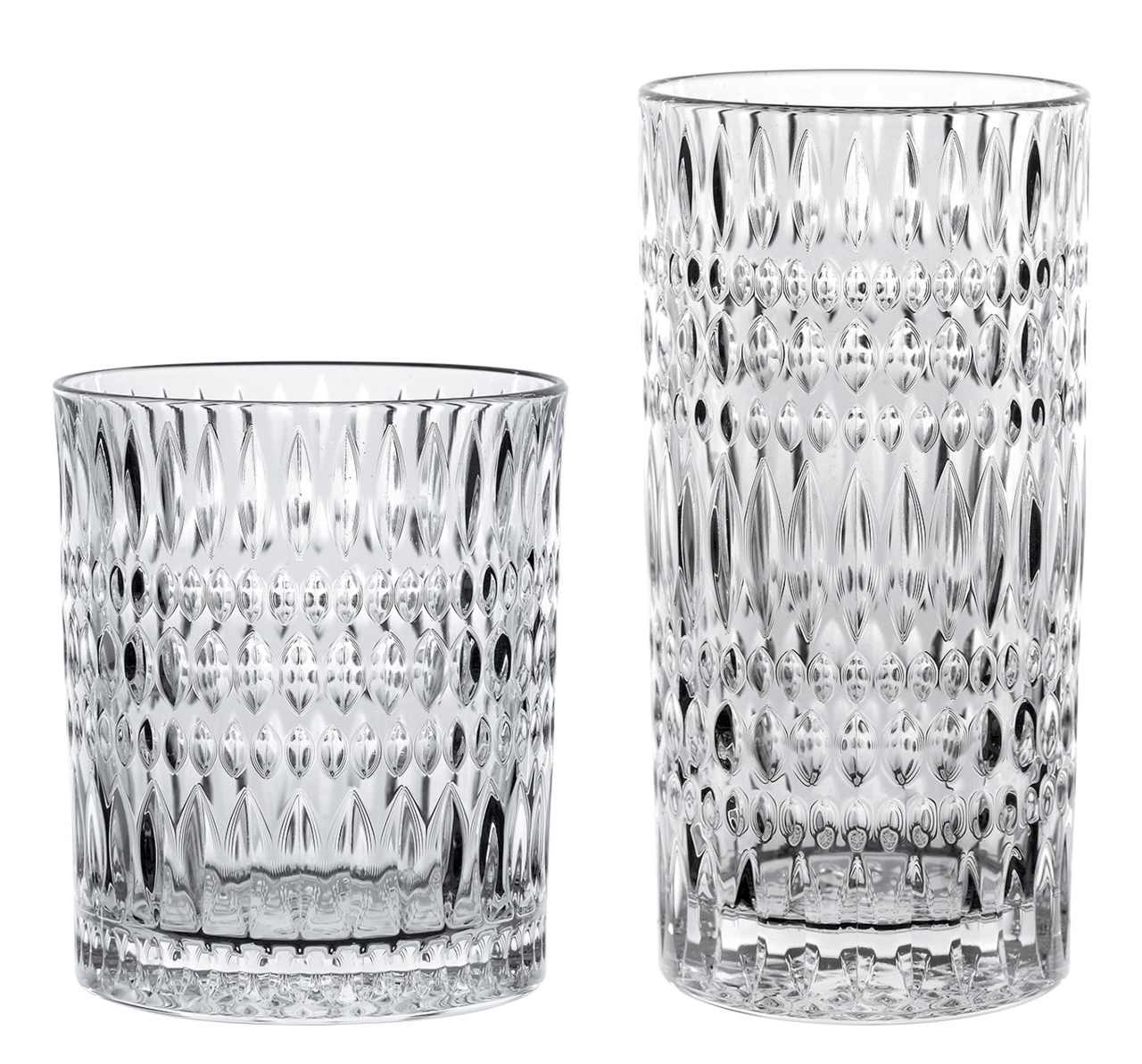 Zwei Glasbecher mit Ethno-Muster, einer niedrig und einer hoch, aus seitlicher Perspektive fotografiert.