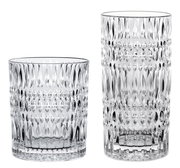 Zwei Glasbecher mit Ethno-Muster, einer niedrig und einer hoch, aus seitlicher Perspektive fotografiert.