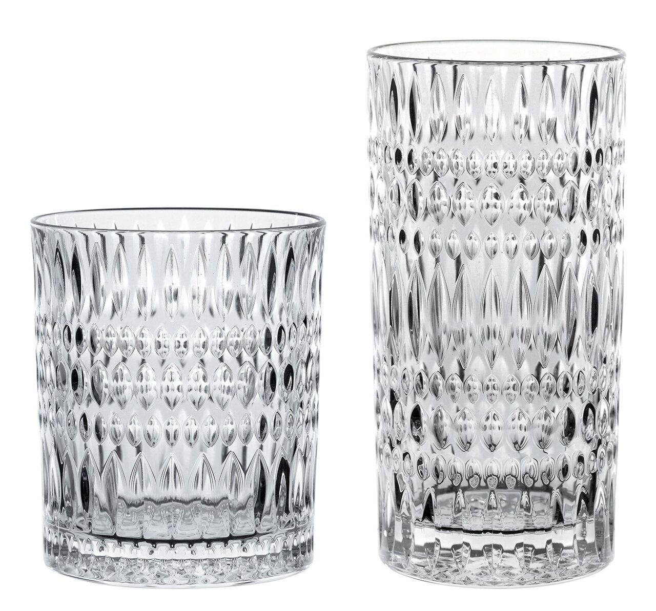 Zwei Glasbecher mit Ethno-Muster, einer niedrig und einer hoch, aus seitlicher Perspektive fotografiert.