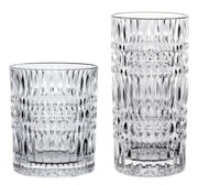 Zwei Glasbecher mit Ethno-Muster, einer niedrig und einer hoch, aus seitlicher Perspektive fotografiert.