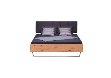 Holzbett mit dunklem Kopfteil und zwei Kissen, Frontalansicht