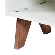 Nahaufnahme eines Wickelkommodenbeins aus Holz mit weißer Ablagefläche, seitliche Perspektive