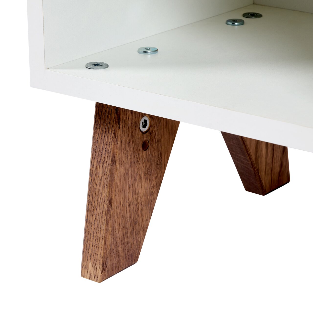 Close-up van een houten poot van een commode met wit blad, gezien vanaf de zijkant