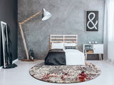 Moderner Designer-Teppich in einem stilvollen Schlafzimmer, aus der Perspektive von vorne aufgenommen.