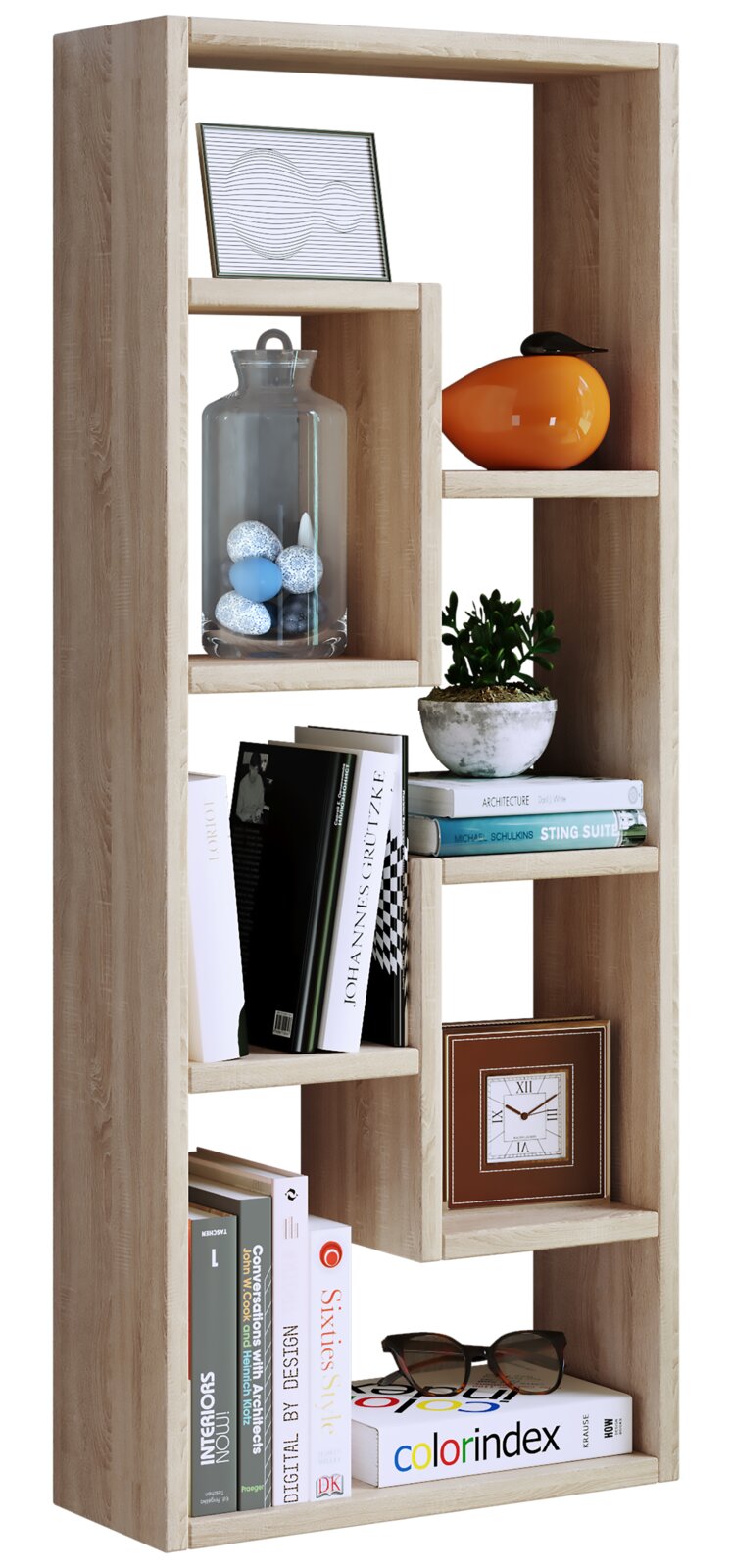Modernes, helles Holz-Bücherregal mit versetzten Fächern, bestückt mit Büchern und Deko (Glasvase, Pflanze, Uhr, orangefarbene Vase), in frontaler Perspektive leicht von links fotografiert.