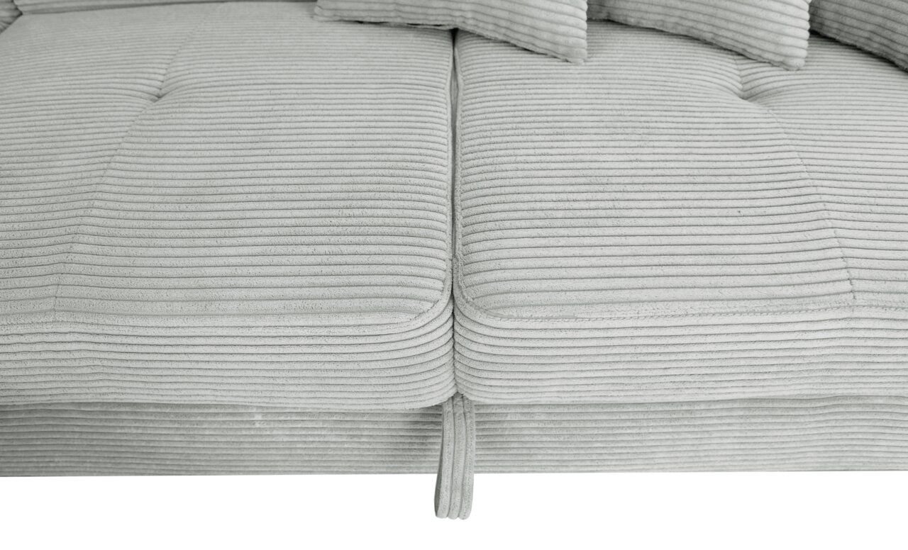 Nahaufnahme einer hellgrauen, gerippten Stoffoberfläche eines Sofas mit Kissen, von oben betrachtet.
