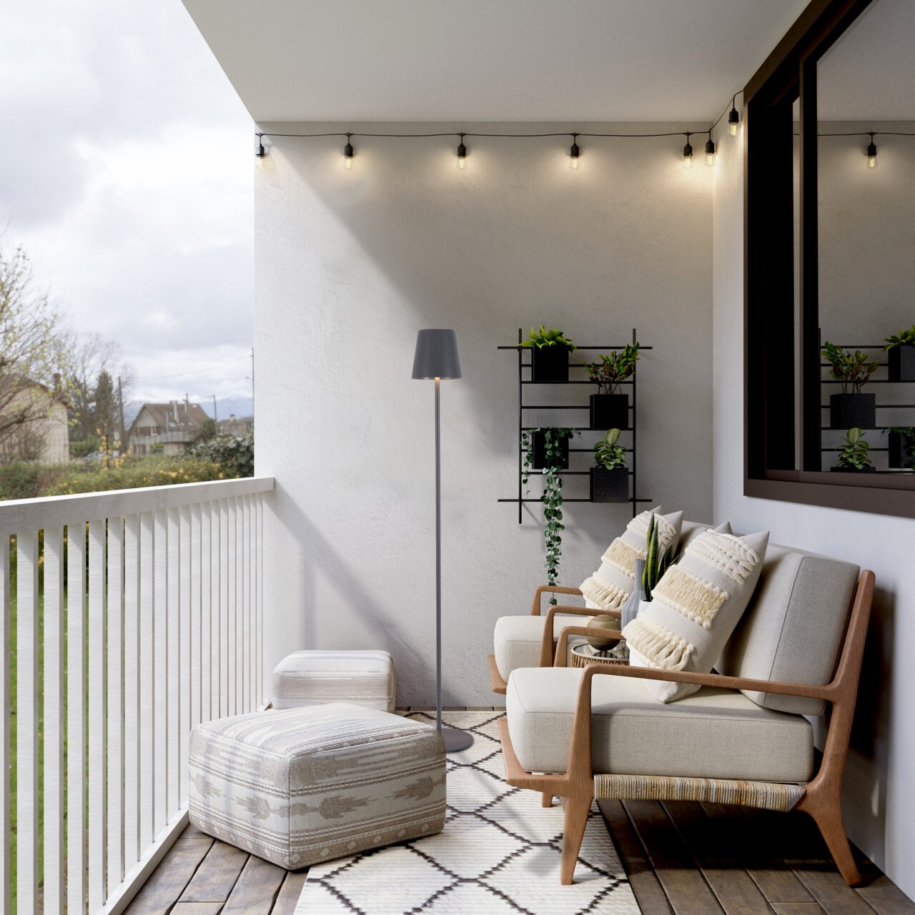 Moderne Akku-Stehleuchte auf einem Balkon, umgeben von gemütlichen Sitzmöbeln und Pflanzen, seitliche Perspektive.