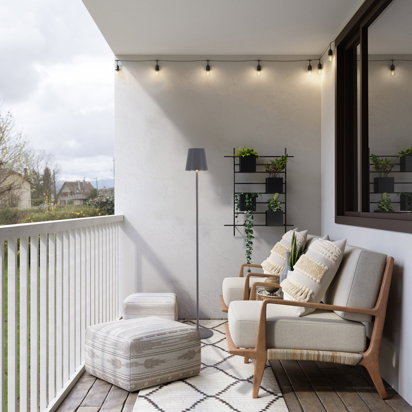 Moderne Akku-Stehleuchte auf einem Balkon, umgeben von gemütlichen Sitzmöbeln und Pflanzen, seitliche Perspektive.