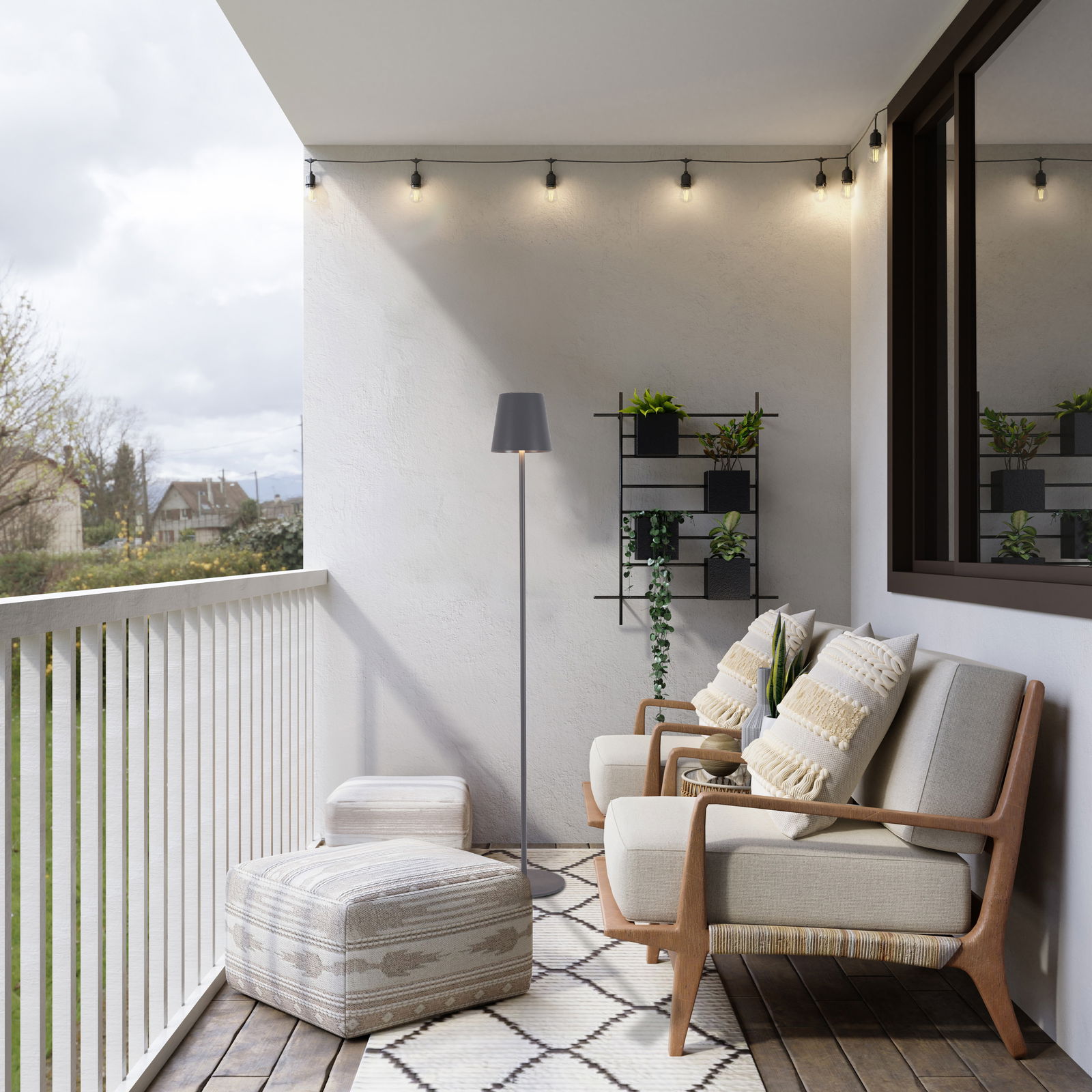 Moderne Akku-Stehleuchte auf einem Balkon, umgeben von gemütlichen Sitzmöbeln und Pflanzen, seitliche Perspektive.