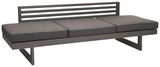 Moderne graue Lounge-Bank mit drei Sitzpolstern und horizontalen Streben in der Rückenlehne, seitliche Perspektive