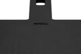 Nahaufnahme eines schwarzen Schneidebretts mit dem Logo 'WOLL' in der Mitte, perspektivisch von oben fotografiert.