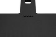 Nahaufnahme eines schwarzen Schneidebretts mit dem Logo 'WOLL' in der Mitte, perspektivisch von oben fotografiert.