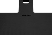 Nahaufnahme eines schwarzen Schneidebretts mit dem Logo 'WOLL' in der Mitte, perspektivisch von oben fotografiert.