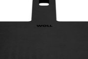 Nahaufnahme eines schwarzen Schneidebretts mit dem Logo 'WOLL' in der Mitte, perspektivisch von oben fotografiert.