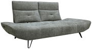 Graues Polstersofa mit modernem Design, schräg von vorne fotografiert