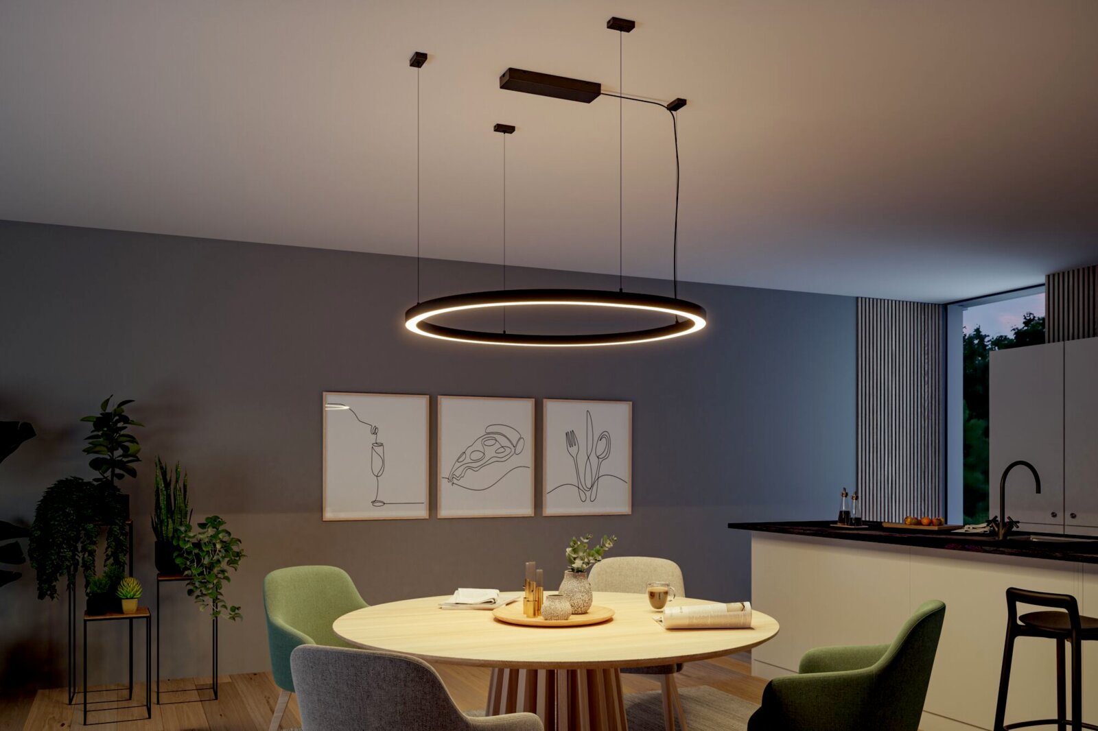 Moderne schwarze LED-Ring-Pendelleuchte mit warmweißem Licht über einem Esstisch in Wohnküche, Perspektive leicht von unten mit Blick nach oben auf die Deckenmontage