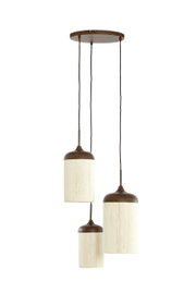Hanglamp met drie lampen en een ronde plafondplaat in houtlook, drie cilindervormige stoffen kappen die op verschillende hoogtes hangen, in crèmekleurig met donkere houten details, vrijstaand op een witte achtergrond, vooraanzicht.