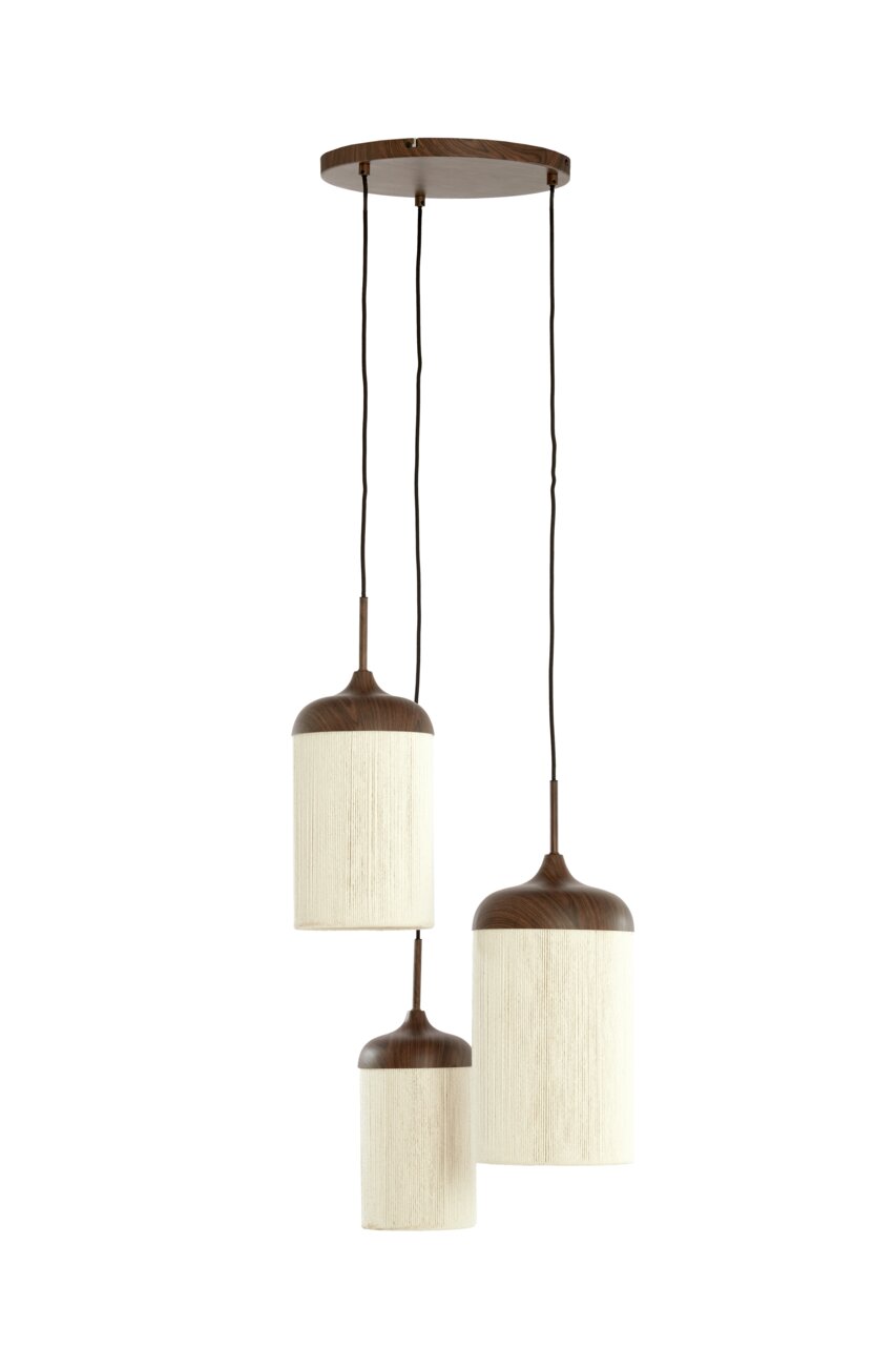 Hanglamp met drie lampen en een ronde plafondplaat in houtlook, drie cilindervormige stoffen kappen die op verschillende hoogtes hangen, in crèmekleurig met donkere houten details, vrijstaand op een witte achtergrond, vooraanzicht.