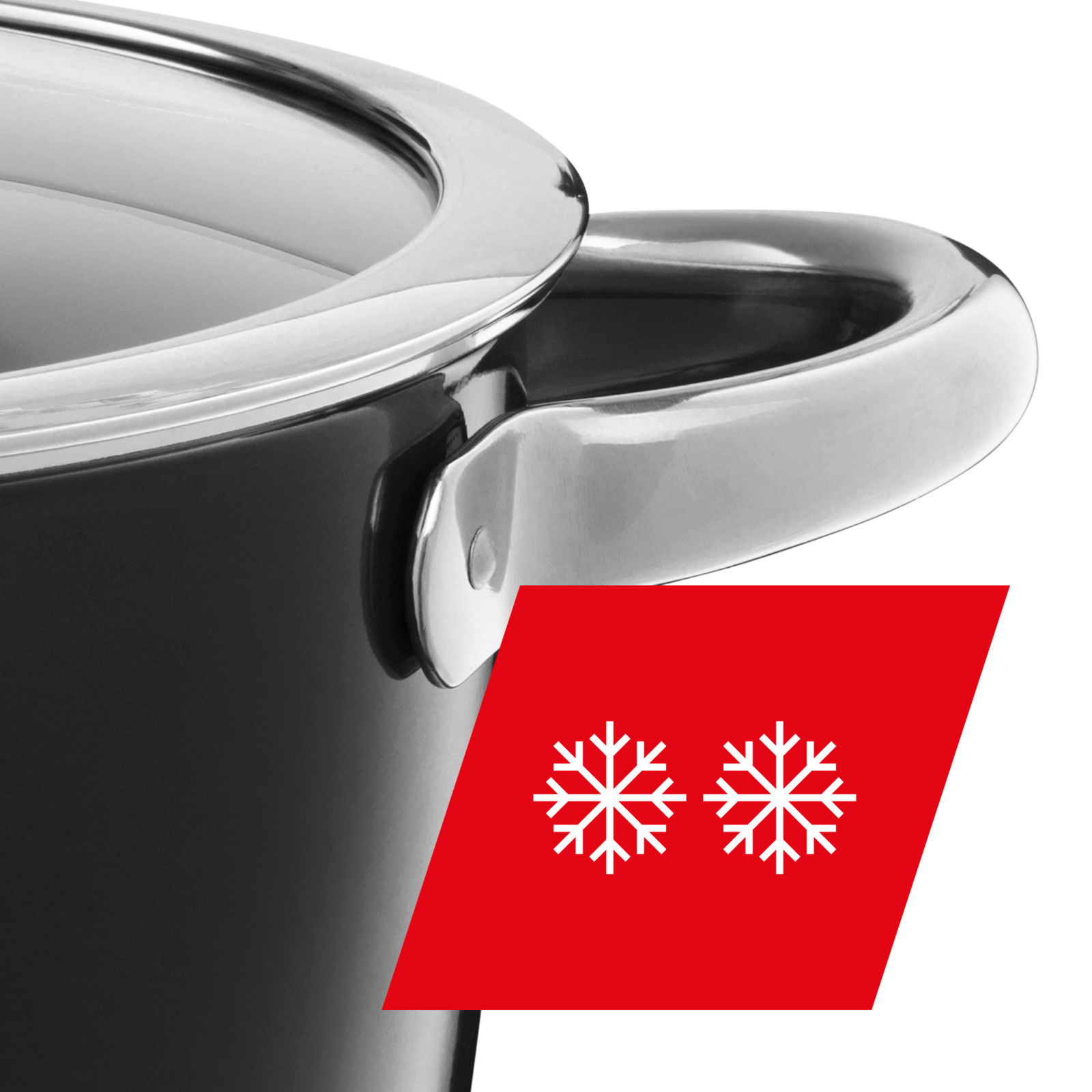 Nahaufnahme eines Topfes mit glänzendem Edelstahlgriff und Deckel, seitliche Perspektive.