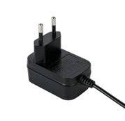 Schwarzes Netzteil mit Eurostecker, seitliche Perspektive