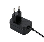 Schwarzes Netzteil mit Eurostecker, seitliche Perspektive
