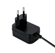 Schwarzes Netzteil mit Eurostecker, seitliche Perspektive