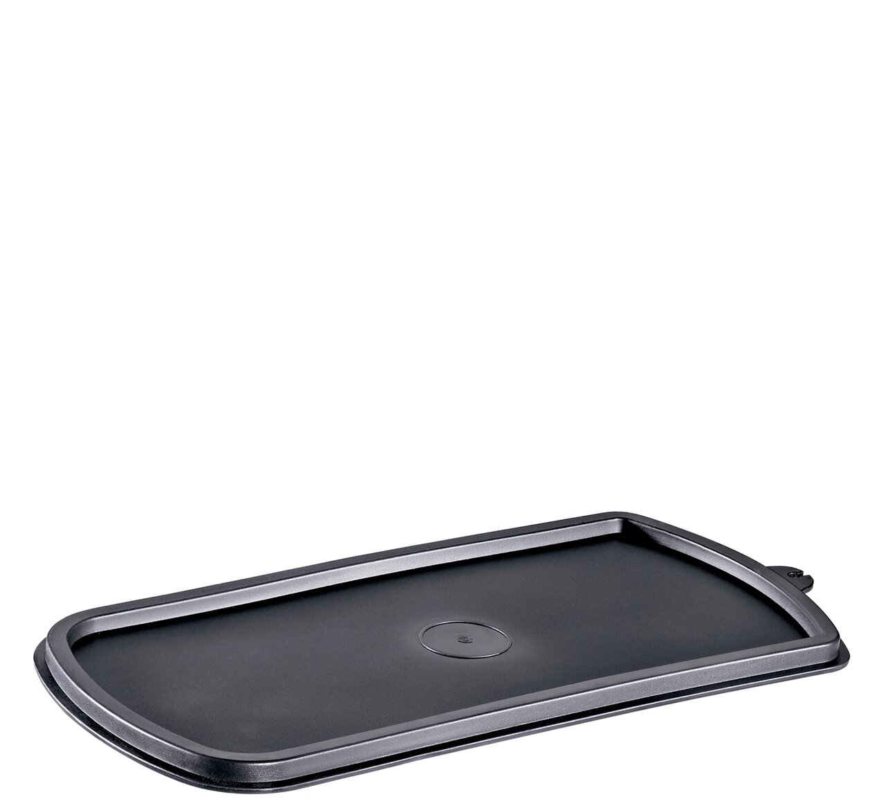 Schwarze rechteckige Platte, leicht erhöht, aus seitlicher Perspektive fotografiert.