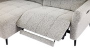 Nahaufnahme eines hellgrauen Ecksofas mit verstellbarer Fußstütze und modernen schwarzen Beinen, seitliche Perspektive.