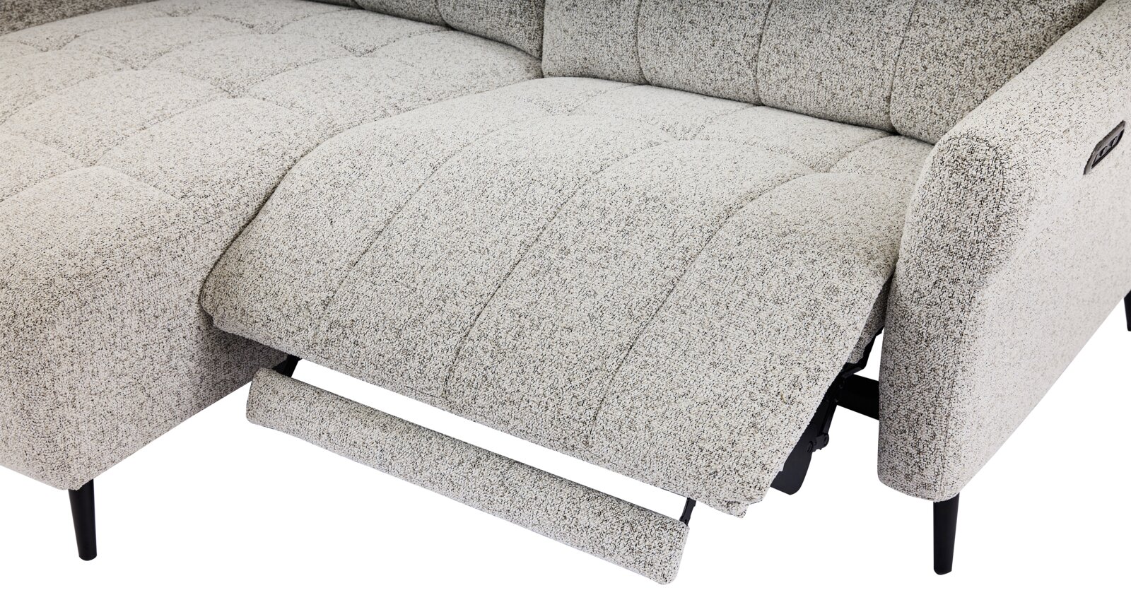 Nahaufnahme eines hellgrauen Ecksofas mit verstellbarer Fußstütze und modernen schwarzen Beinen, seitliche Perspektive.